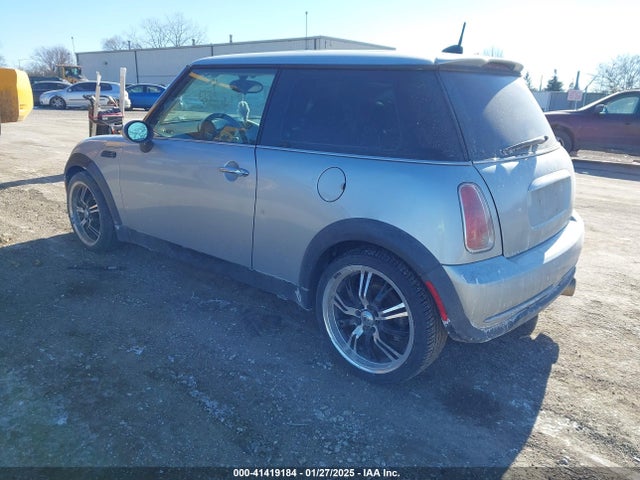 2005 MINI COOPER WMWRC33515TK62944 Photo 2