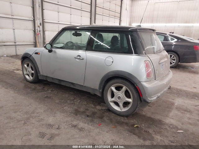 2006 MINI COOPER WMWRC33546TK16333 Photo 2