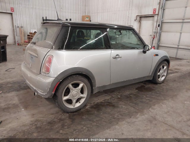 2006 MINI COOPER WMWRC33546TK16333 Photo 3