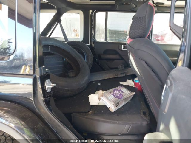 1C4HJXFG4JW108908 Jeep Wrangler Unlimited Rubicon 4x4