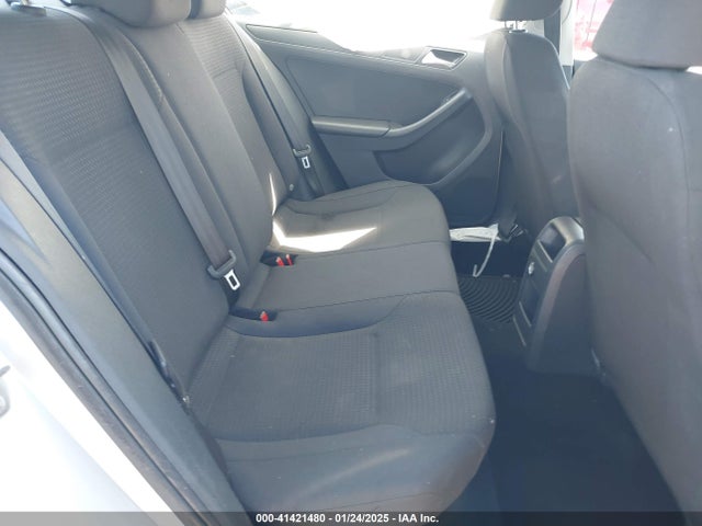 3VW2K7AJXFM239755 Volkswagen Jetta 2.0l S