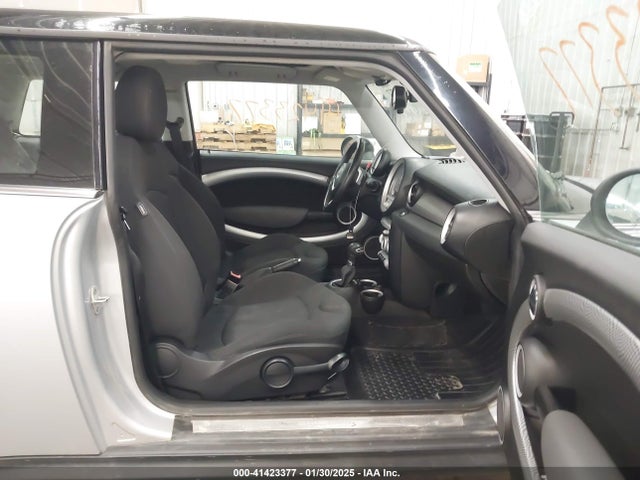2009 MINI COOPER S WMWMF73519TW86932 Photo 4