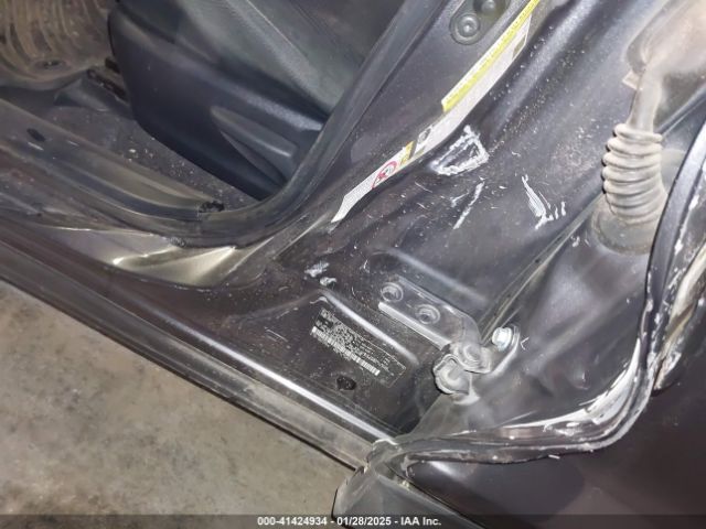 JTMZFREV5GJ073898 Toyota RAV4 LE