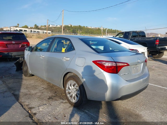 Toyota COROLLA LE 2018 5YFBURHE2JP794346 Image 3