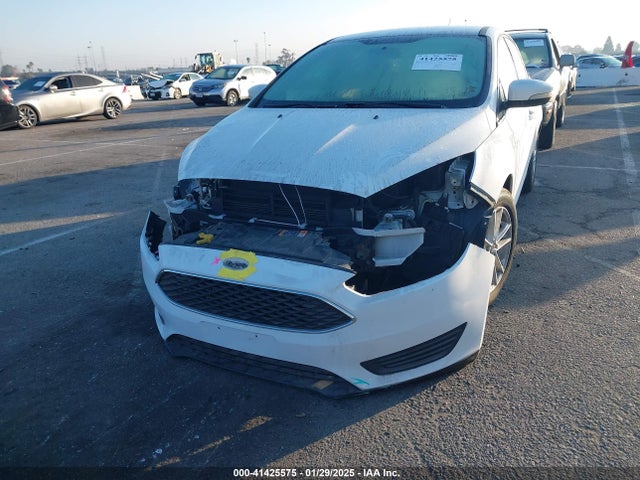 Ford FOCUS SE 2015 1FADP3F20FL334615 Image 2