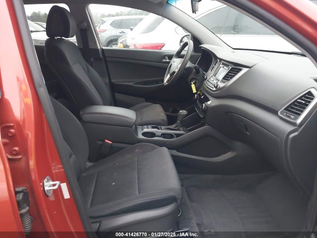 KM8J33A40GU141521 Hyundai TUCSON SE