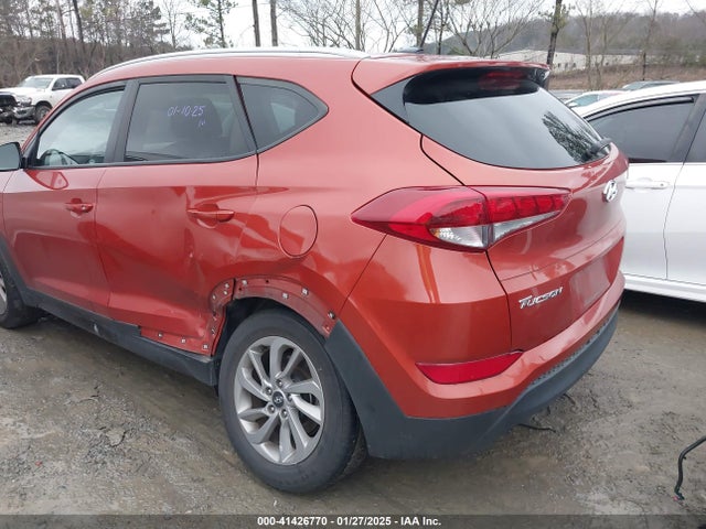 KM8J33A40GU141521 Hyundai TUCSON SE
