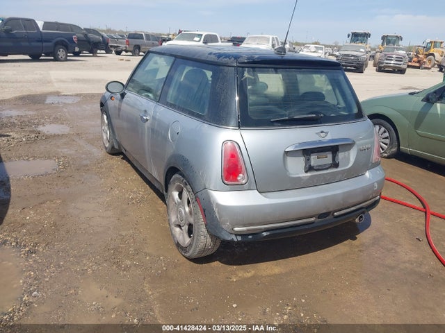 2005 MINI COOPER WMWRC33505TK60747 Photo 2