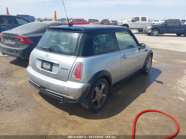 2005 MINI COOPER WMWRC33505TK60747 Photo 3