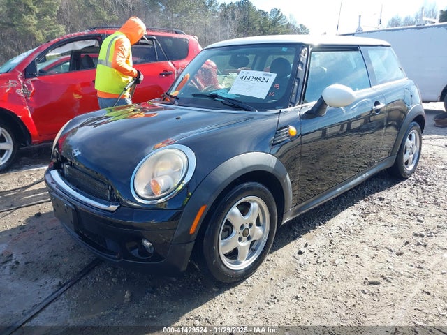 2010 MINI COOPER WMWMF3C51ATZ27322 Photo 1