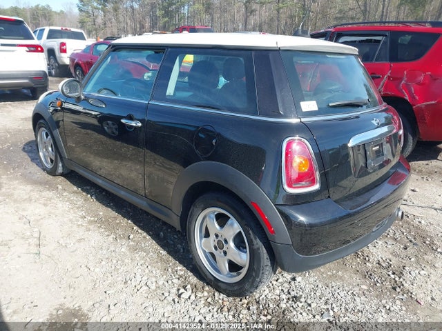 2010 MINI COOPER WMWMF3C51ATZ27322 Photo 2
