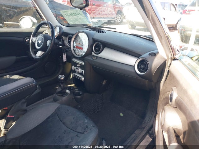 2010 MINI COOPER WMWMF3C51ATZ27322 Photo 4