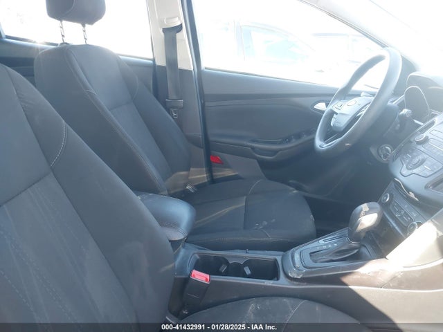 1FADP3K25JL281618 Ford FOCUS SE