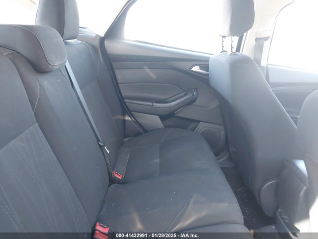 1FADP3K25JL281618 Ford FOCUS SE