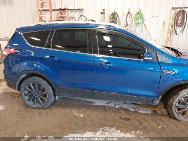 1FMCU0J9XJUC33162 Ford Escape Titanium