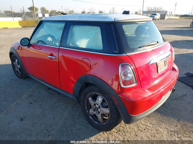 2011 MINI COOPER WMWSU3C52BT091762 Photo 2