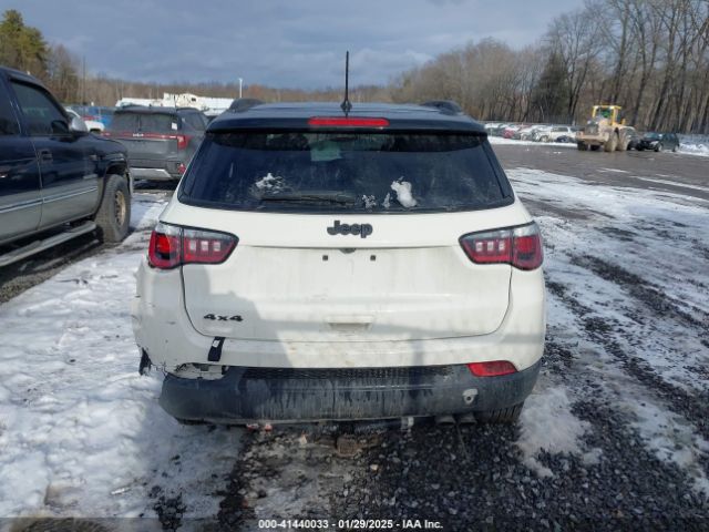 3C4NJDBB2JT301608 Jeep Compass Latitude 4x4