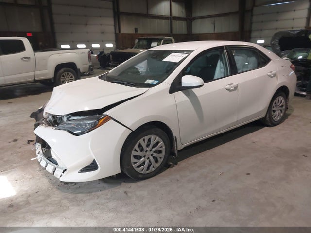 Toyota COROLLA LE 2018 2T1BURHE8JC076882 Image 2