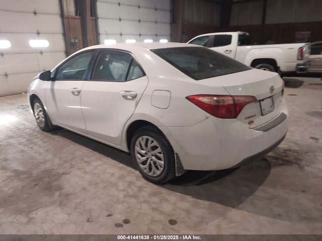 Toyota COROLLA LE 2018 2T1BURHE8JC076882 Image 3