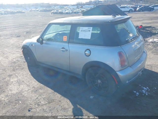 2003 MINI COOPER S WMWRE334X3TD64065 Photo 2
