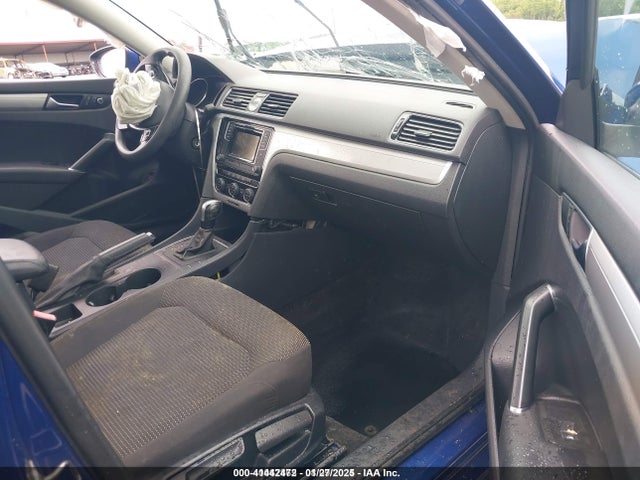 1VWAT7A3XHC023967 Volkswagen Passat 1.8t S