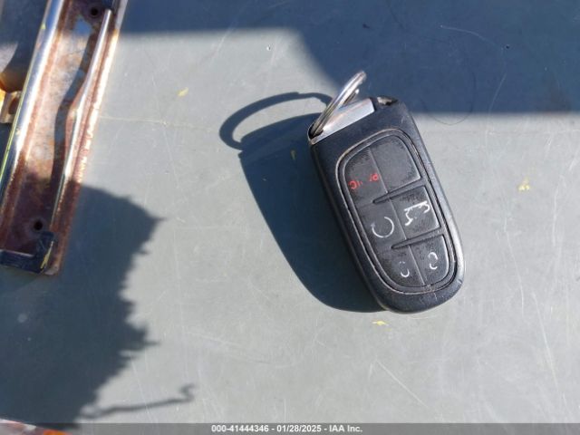 1C4PJLCB8GW330017 Jeep Cherokee Latitude