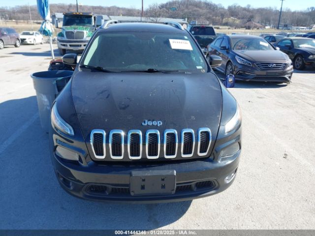 1C4PJLCB8GW330017 Jeep Cherokee Latitude