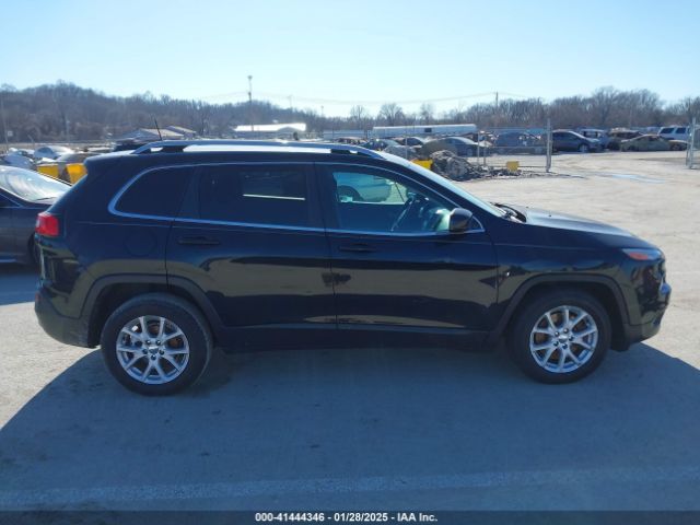 1C4PJLCB8GW330017 Jeep Cherokee Latitude