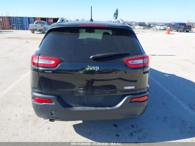 1C4PJLCB8GW330017 Jeep Cherokee Latitude