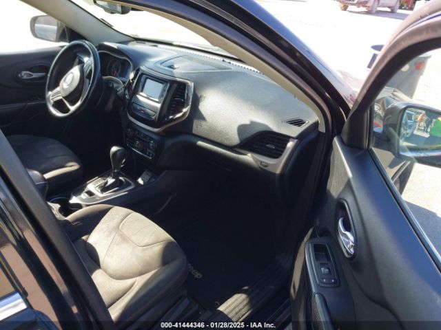 1C4PJLCB8GW330017 Jeep Cherokee Latitude
