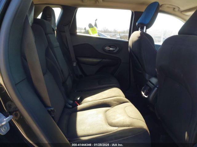 1C4PJLCB8GW330017 Jeep Cherokee Latitude
