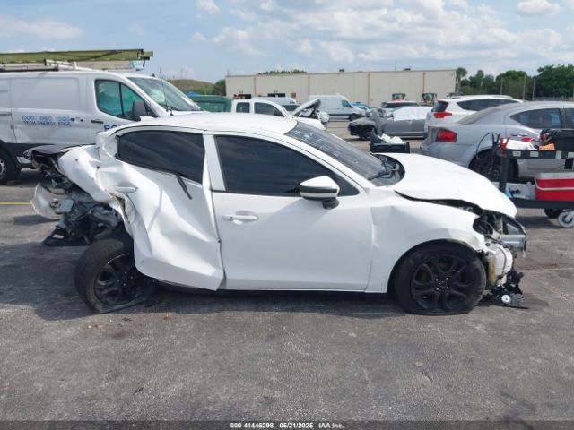 3MYDLBYV0KY517300 Toyota Yaris L/le/xle