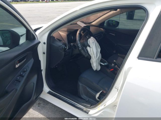 3MYDLBYV0KY517300 Toyota Yaris L/le/xle