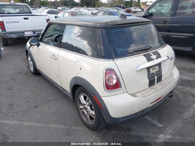 2011 MINI COOPER WMWSU3C5XBT251760 Photo 2