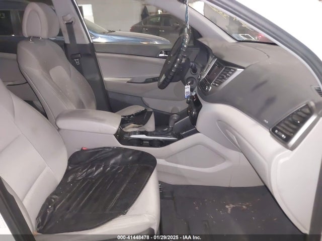 KM8J3CA41HU474439 Hyundai TUCSON SE