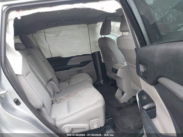 5TDBKRFH8FS090069 Toyota Highlander Le Plus V6