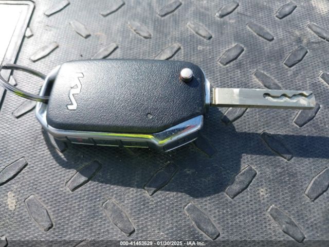 KNDCB3LC5N5512717 KIA NIRO LX
