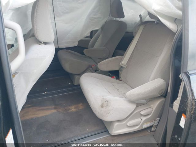 5TDKZ3DC8JS956555 Toyota Sienna Le 8 Passenger