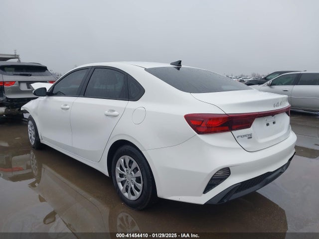 3KPF24AD1NE498902 KIA FORTE FE