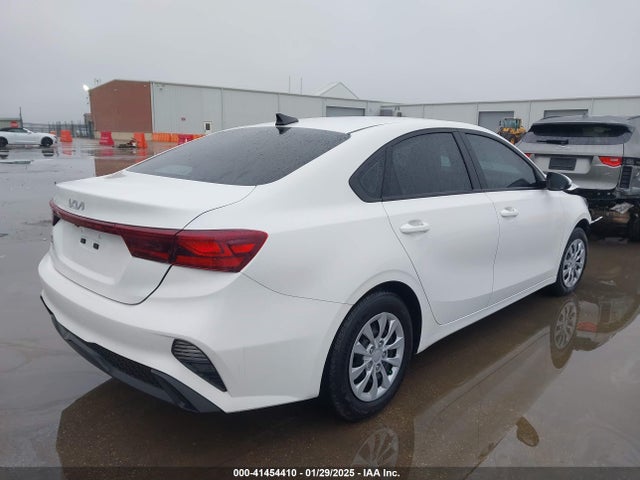 3KPF24AD1NE498902 KIA FORTE FE