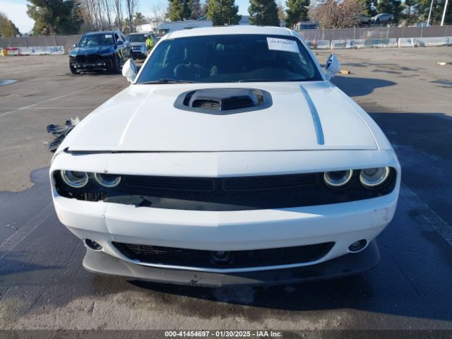 2C3CDZFJ2GH332103 Dodge Challenger 392 Hemi Scat Pack Shaker