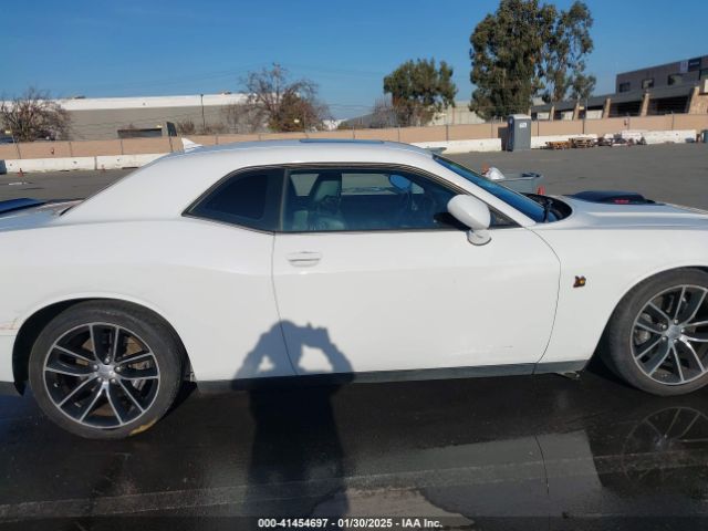 2C3CDZFJ2GH332103 Dodge Challenger 392 Hemi Scat Pack Shaker