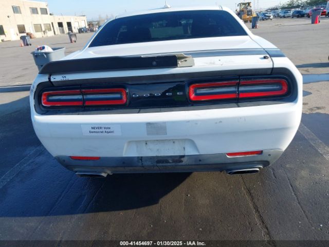 2C3CDZFJ2GH332103 Dodge Challenger 392 Hemi Scat Pack Shaker