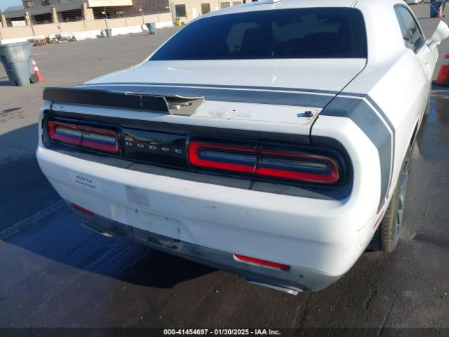 2C3CDZFJ2GH332103 Dodge Challenger 392 Hemi Scat Pack Shaker