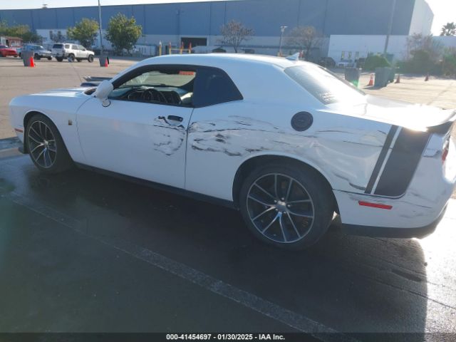 2C3CDZFJ2GH332103 Dodge Challenger 392 Hemi Scat Pack Shaker