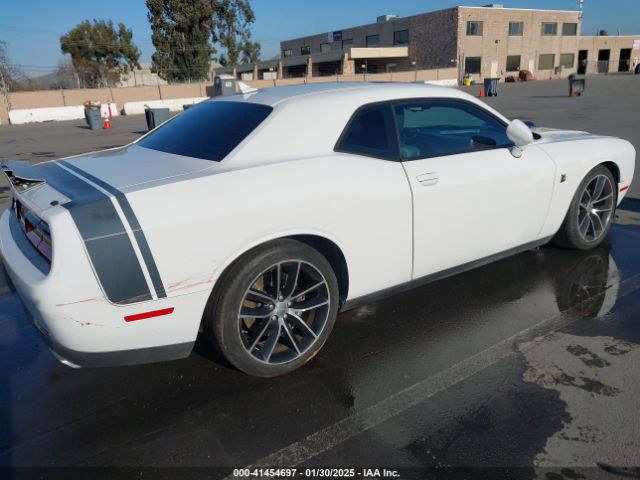 2C3CDZFJ2GH332103 Dodge Challenger 392 Hemi Scat Pack Shaker