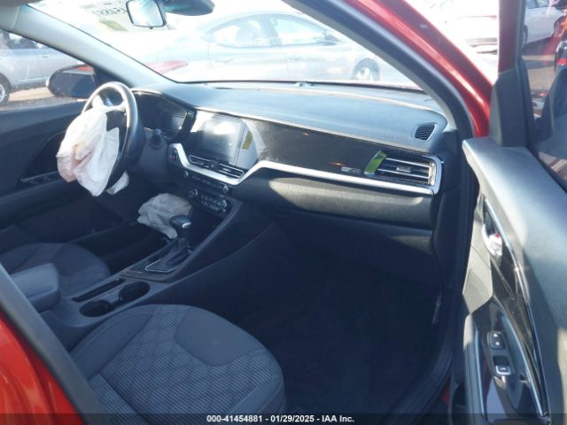 KNDCB3LC6N5539960 KIA Niro Lxs