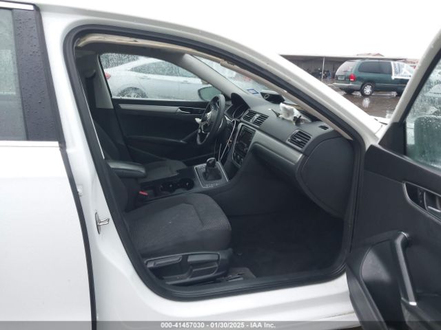 1VWAS7A37GC011776 Volkswagen Passat 1.8t S
