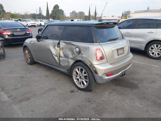 2007 MINI COOPER S WMWMF735X7TL88103 Photo 2