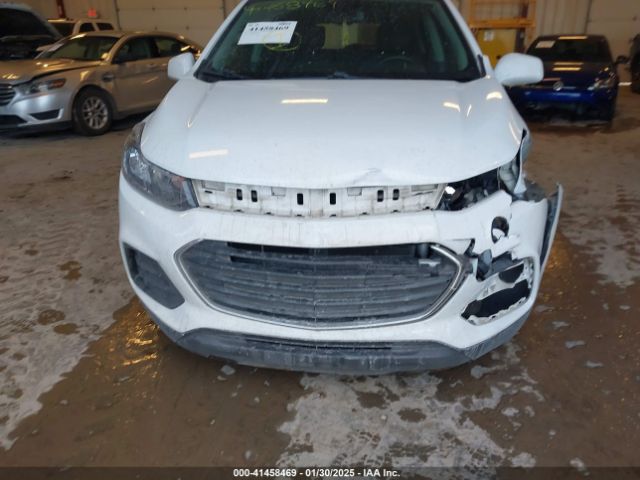 KL7CJKSB4JB570722 Chevrolet TRAX LS
